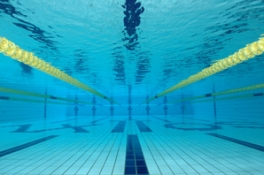 プールは25m以上の透明度にこだわり、きれいな水で気持ちよくご利用いただけます